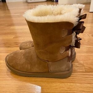 UGG Bailey Bow II women’s size 6